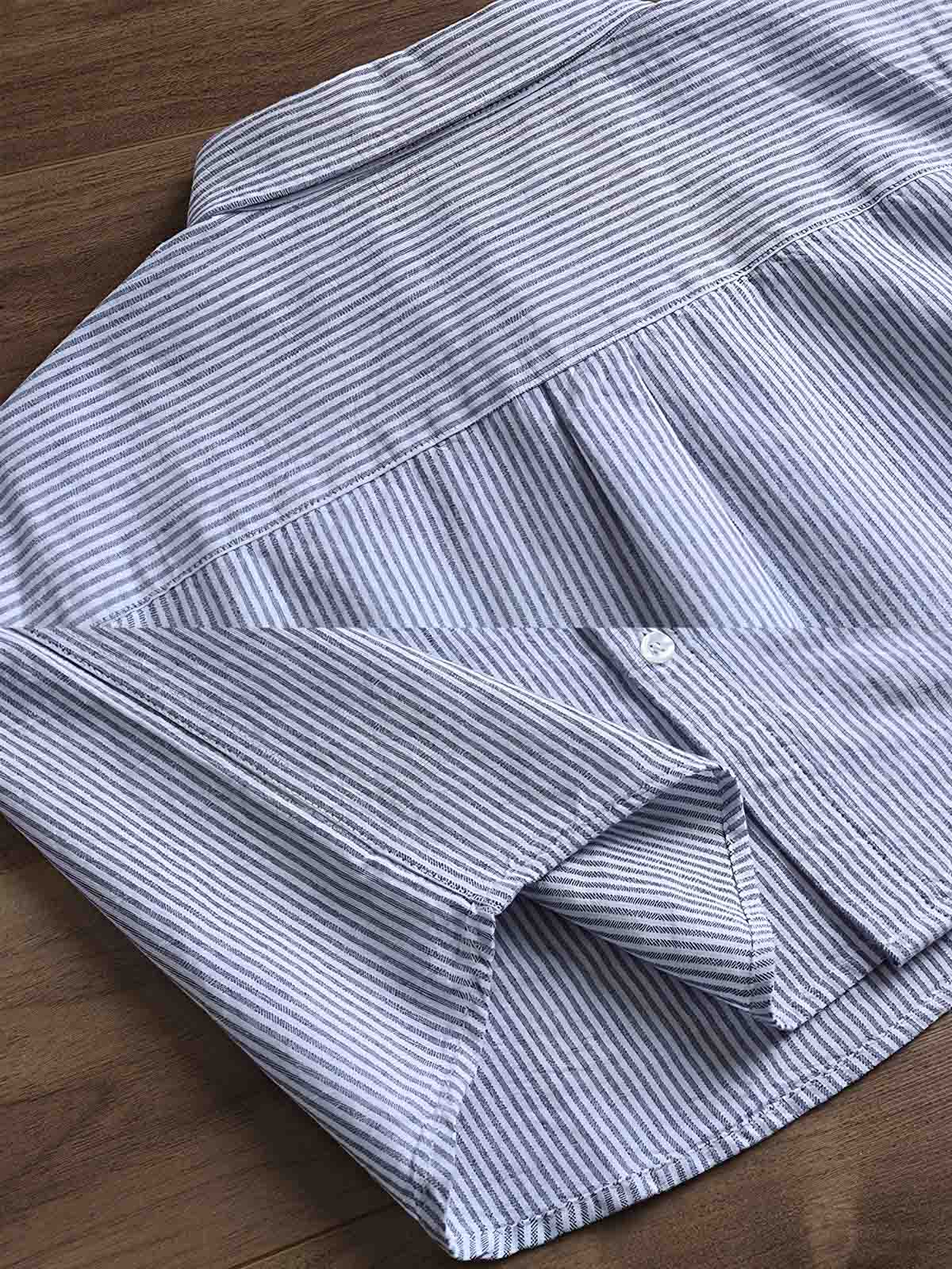 製品画像: クラシックブルーストライプオックスフォードシャツの正面展示 詳細画像: ストライプ柄と胸ポケットのデザイン詳細