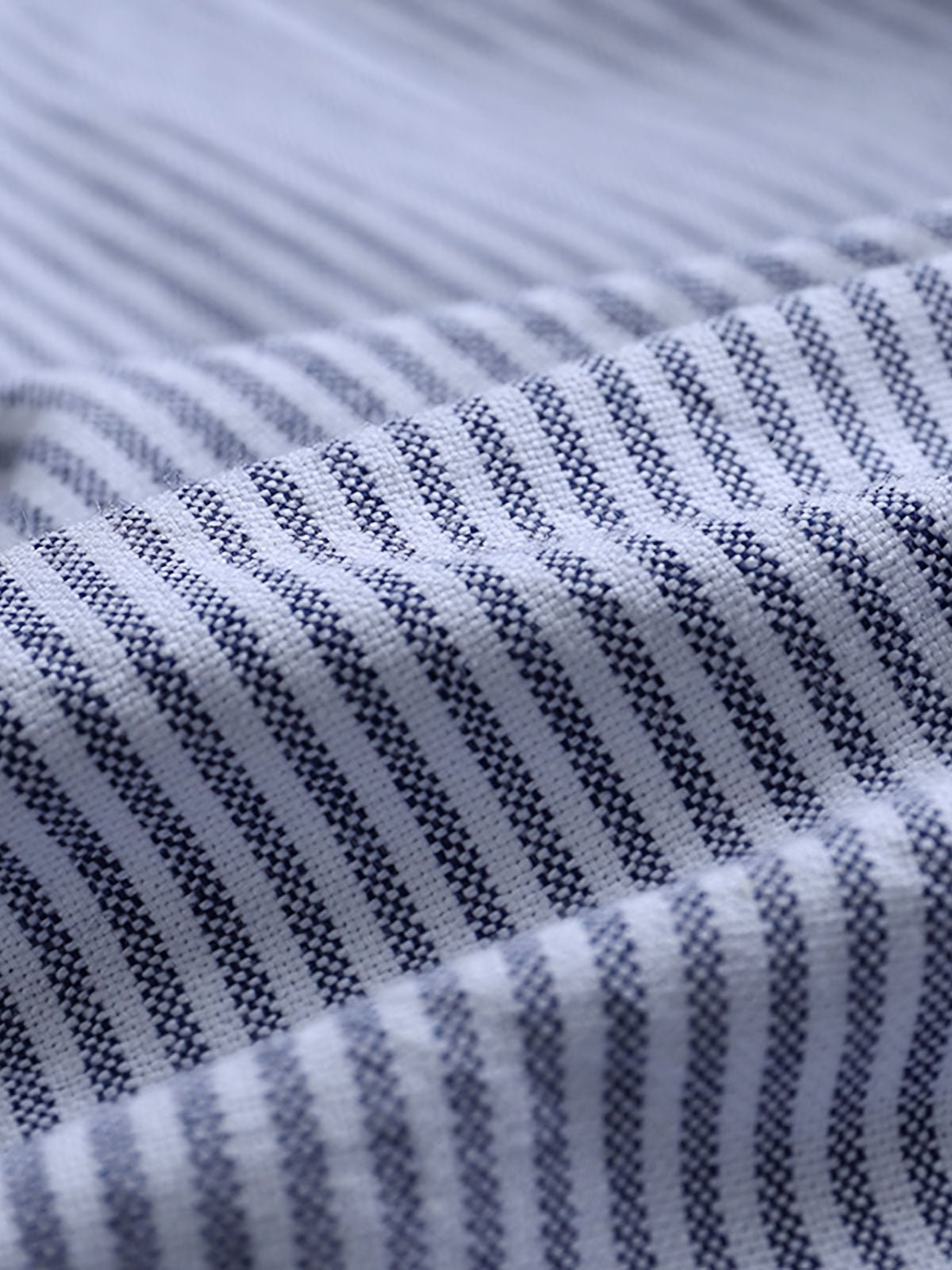 製品画像: クラシックブルーストライプオックスフォードシャツの正面展示 詳細画像: ストライプ柄と胸ポケットのデザイン詳細