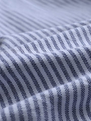 製品画像: クラシックブルーストライプオックスフォードシャツの正面展示 詳細画像: ストライプ柄と胸ポケットのデザイン詳細