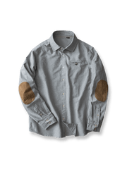 製品画像: スエードパッチ付きオックスフォードシャツの正面全体画像。シンプルかつクラシックなデザインが際立つ展示。