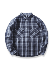 製品画像: アメカジヴィンテージ風の100%コットンフランネルチェックシャツ全体画像
詳細画像: クラシックな小襟デザインと対称的なフラップ付きボタンポケットのディテール画像