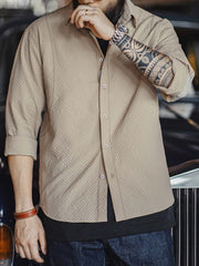 モデル画像:モデルがクレープ形態安定長袖シャツを着用した図