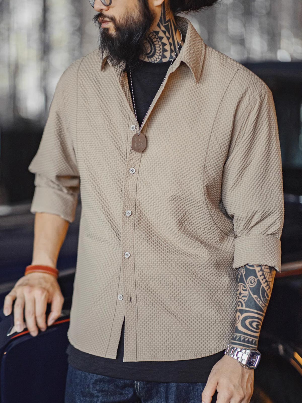 モデル画像:モデルがクレープ形態安定長袖シャツを着用した図