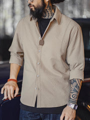 モデル画像:モデルがクレープ形態安定長袖シャツを着用した図