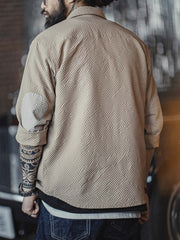 モデル画像:モデルがクレープ形態安定長袖シャツを着用した図