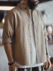 モデル画像:モデルがクレープ形態安定長袖シャツを着用した図