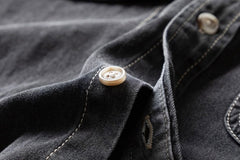 詳細画像: デニム素材の質感と胸元のフラップポケットのディテール展示