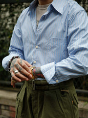 モデルがクラシックなヴィンテージスタイルのストライプシャツを着用して全体のスタイルを紹介している画像