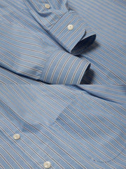 シャツのボタンと縫製のディテールクローズアップ