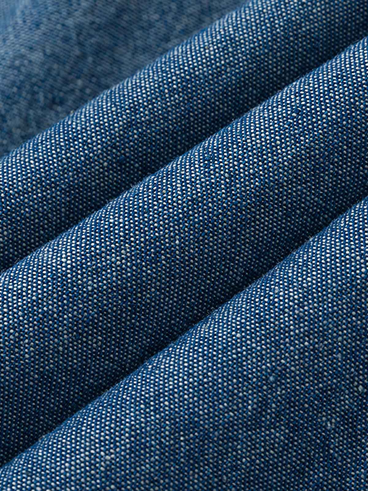 製品画像: パールボタン付きのクラシックデニムシャツの全体展示 詳細画像: パールボタンとフラップポケットのディテール展示