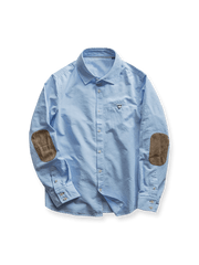 製品画像: スエードパッチ付きオックスフォードシャツの正面全体画像。シンプルかつクラシックなデザインが際立つ展示。