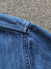 ディテール:胸元のポケットと刺繍の詳細