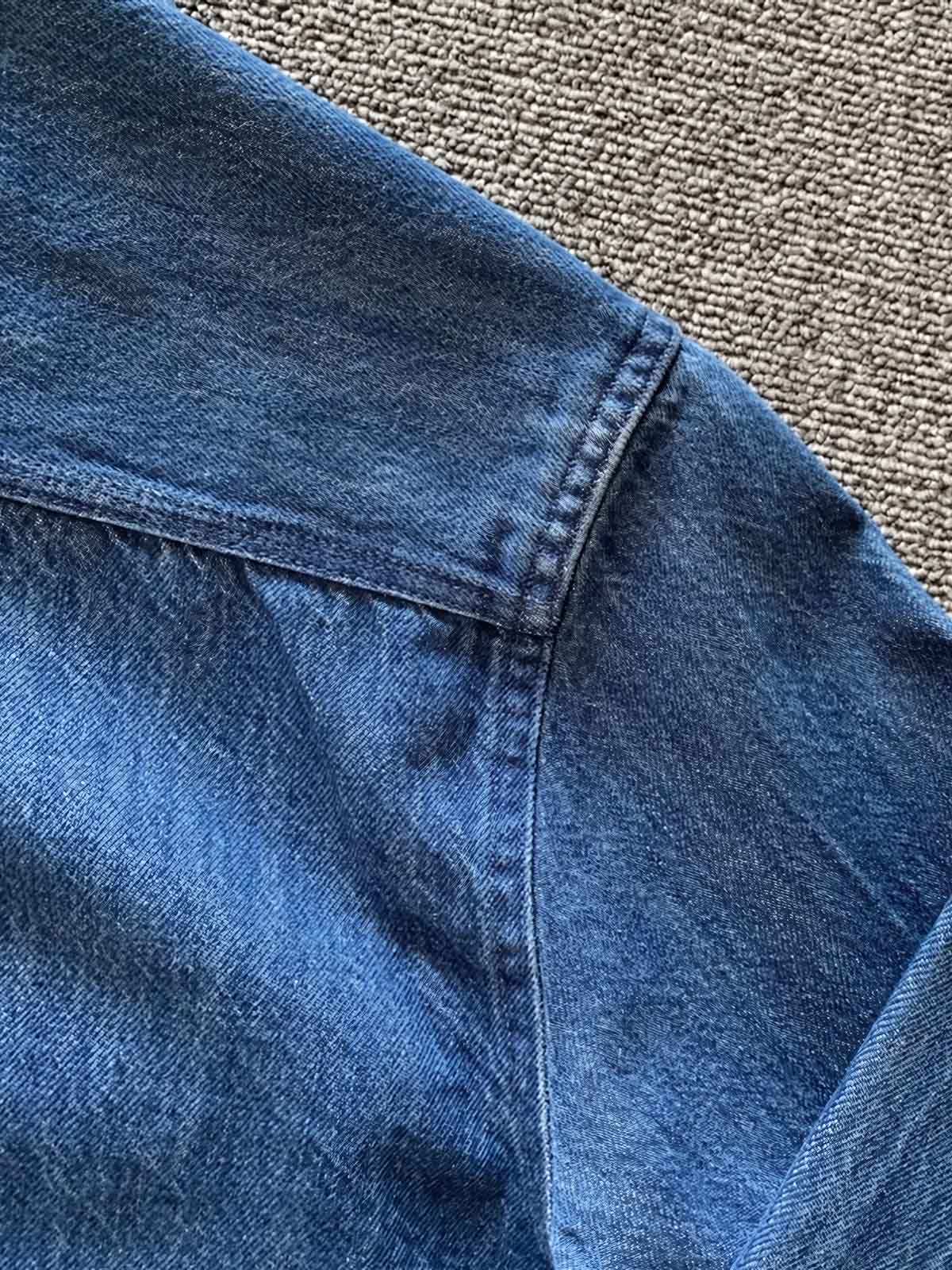 ディテール:胸元のポケットと刺繍の詳細