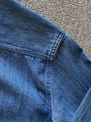 ディテール:胸元のポケットと刺繍の詳細