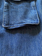 ディテール:胸元のポケットと刺繍の詳細