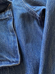 ディテール:胸元のポケットと刺繍の詳細