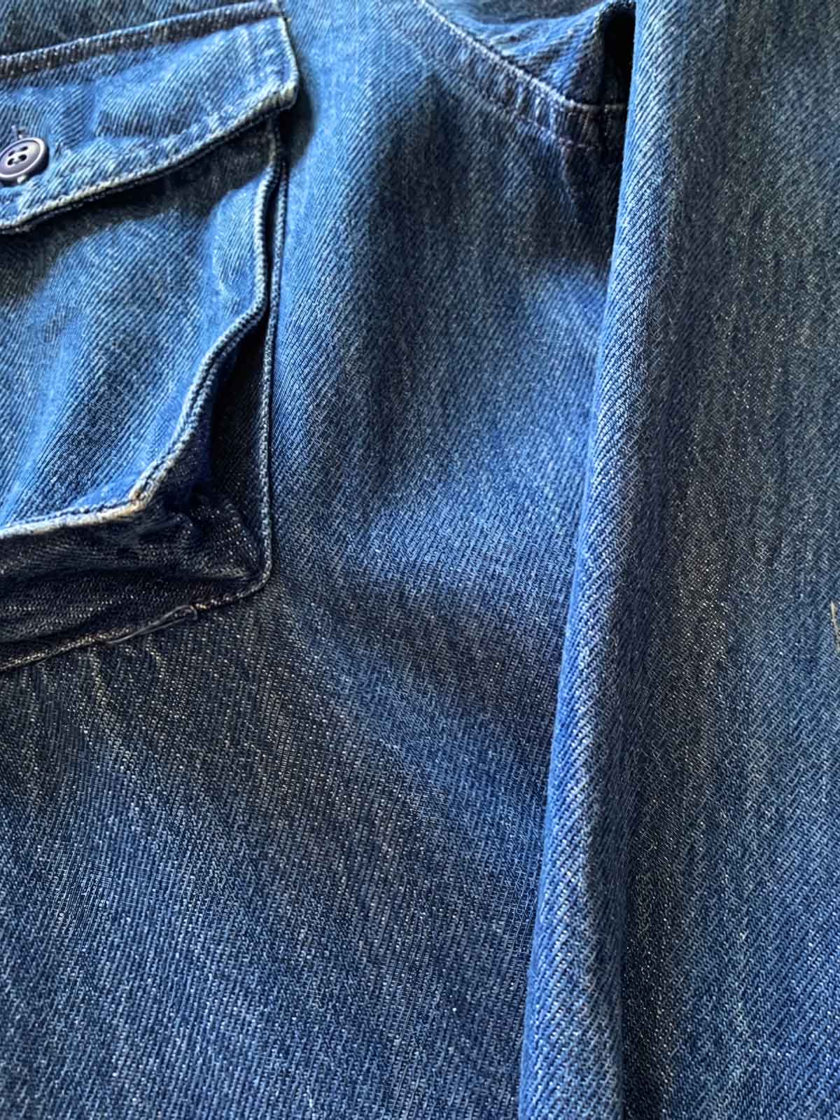 ディテール:胸元のポケットと刺繍の詳細