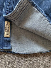 ディテール:胸元のポケットと刺繍の詳細