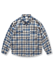 製品画像: オールマイティ フランネルチェック柄長袖シャツの平置き画像
詳細画像: フランネルチェックシャツの柔らかな生地とクラシックなチェック柄のディテール