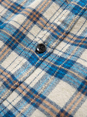 製品画像: オールマイティ フランネルチェック柄長袖シャツの平置き画像
詳細画像: フランネルチェックシャツの柔らかな生地とクラシックなチェック柄のディテール