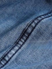 製品画像: アメリカンクラシックなノーアイロンデニムシャツ
詳細画像: 製品洗い加工による柔らかな生地と微ルーズフィットのディテール