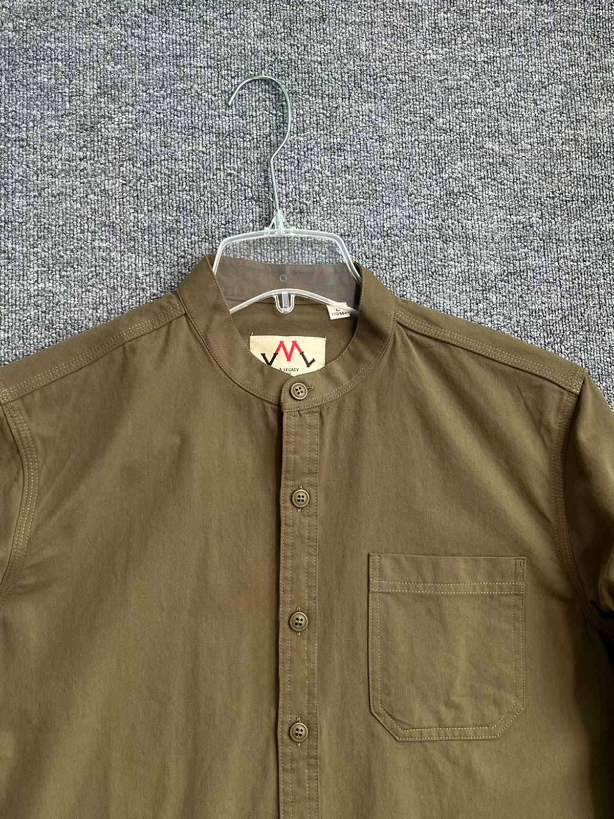 詳細画像: シャツの立襟デザインと片側ポケットの詳細画像