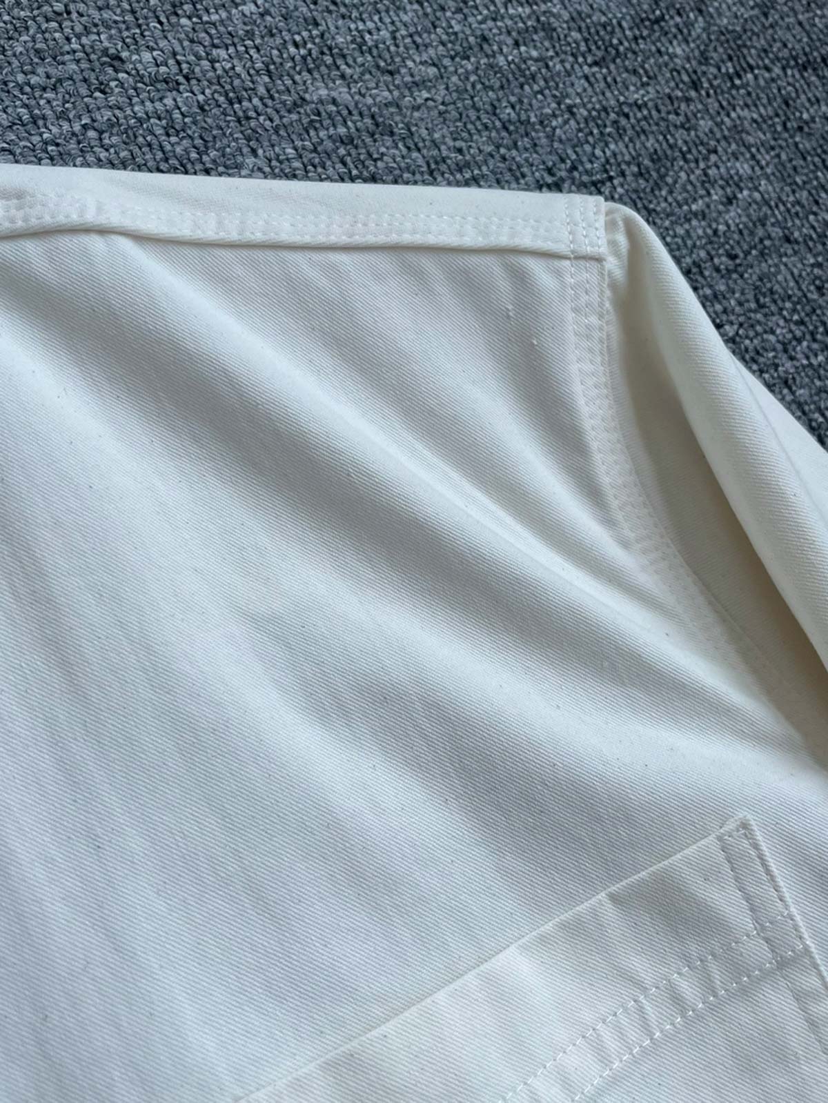 詳細画像: シャツの立襟デザインと片側ポケットの詳細画像