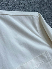 詳細画像: シャツの立襟デザインと片側ポケットの詳細画像