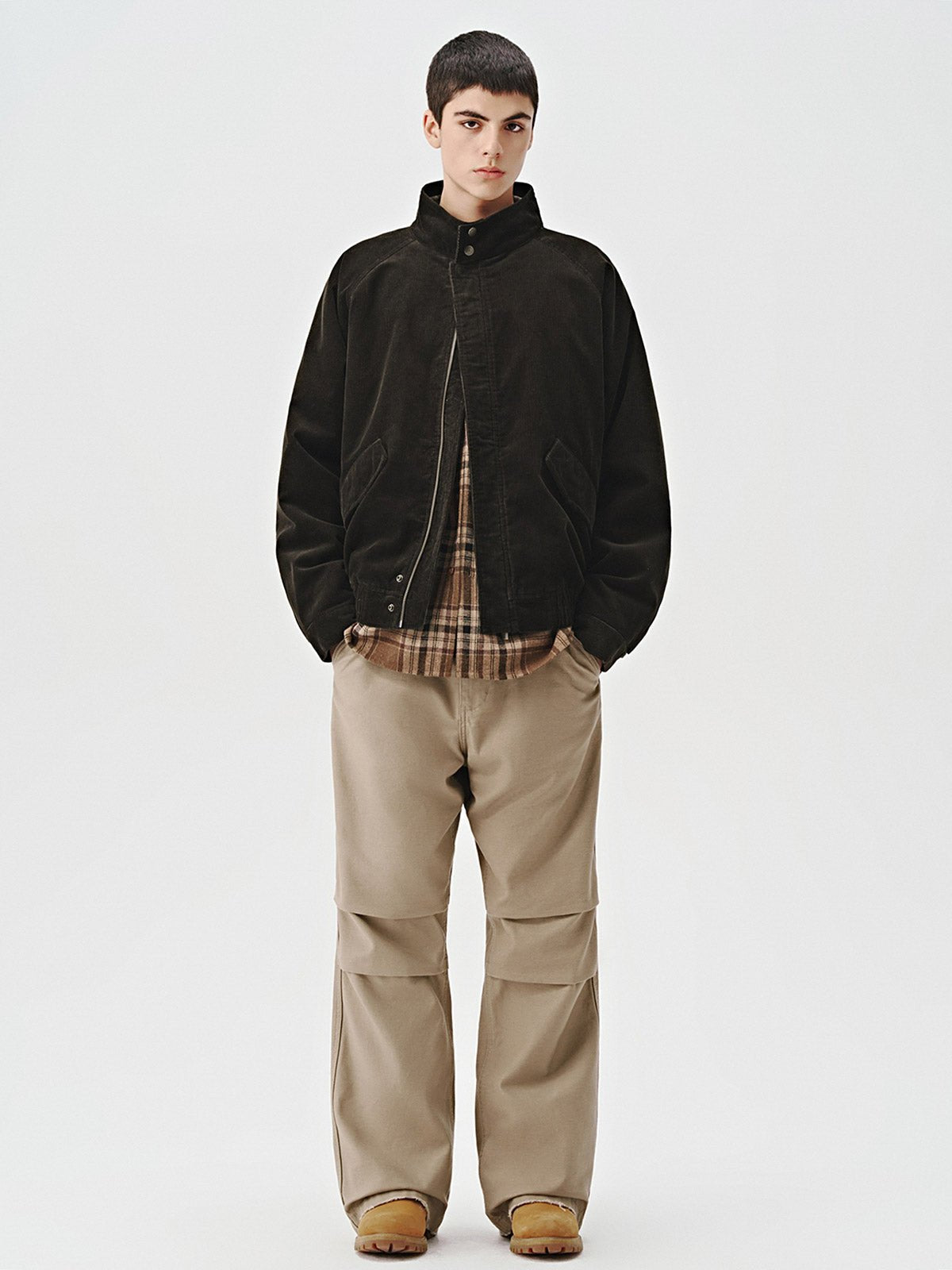 モデル着用のチェック柄ヴィンテージシャツコーディネート