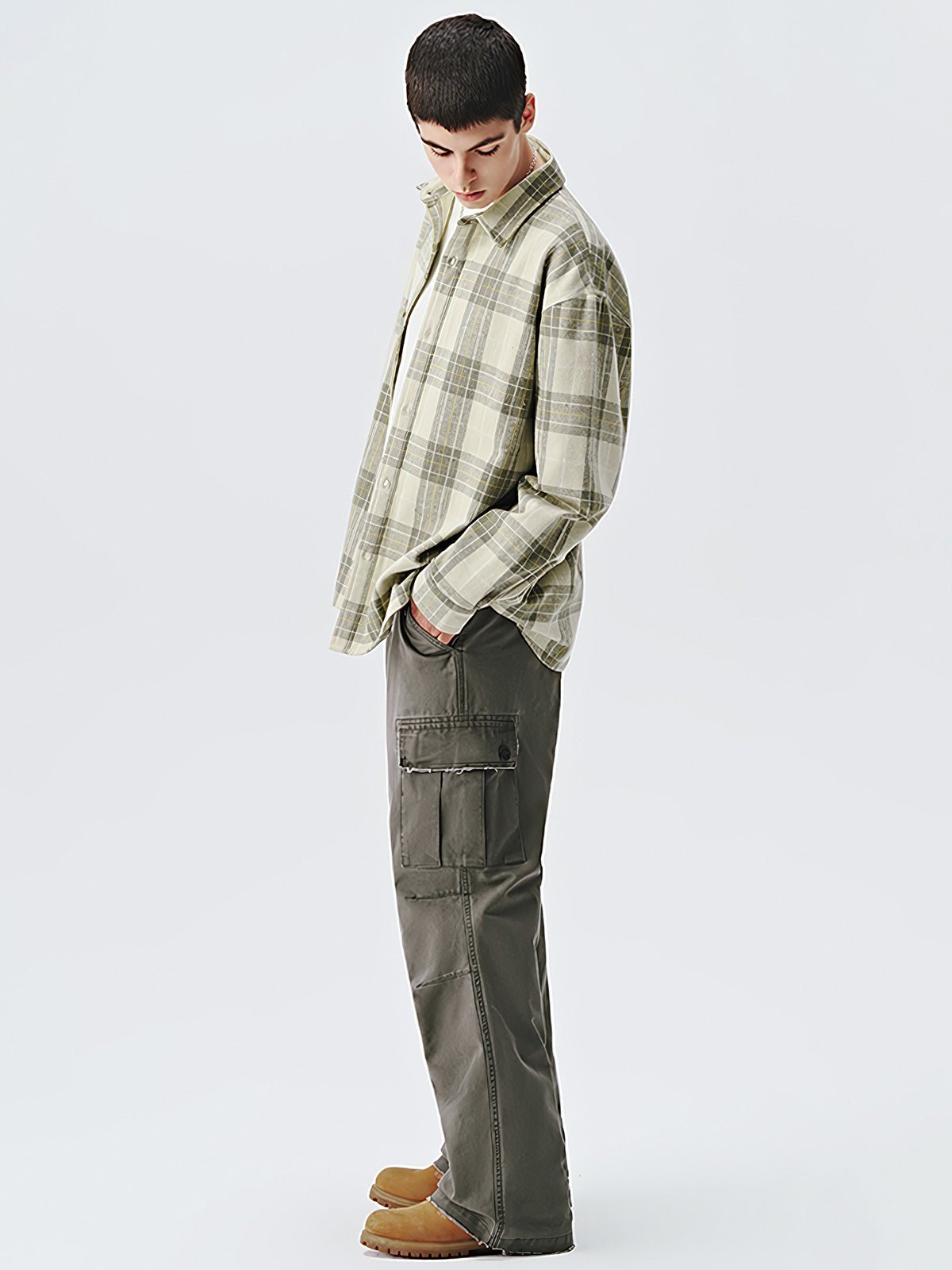 モデル着用のチェック柄ヴィンテージシャツコーディネート