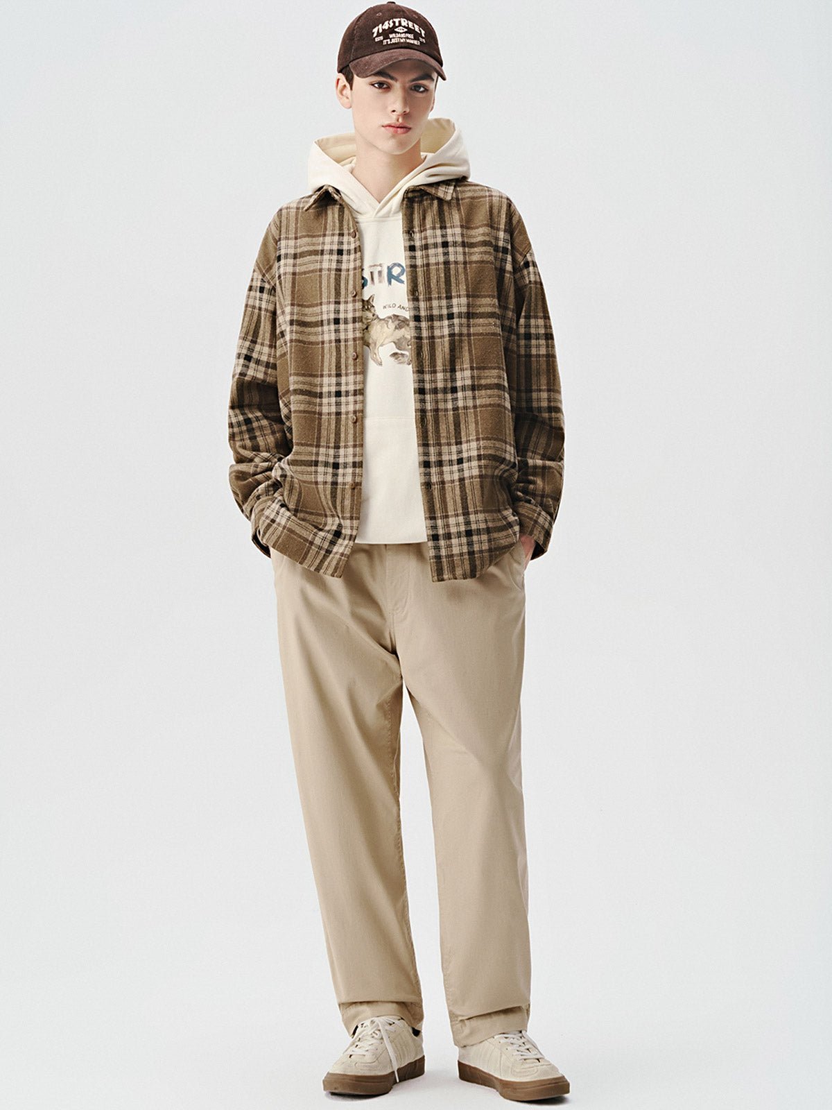 モデル着用のチェック柄ヴィンテージシャツコーディネート