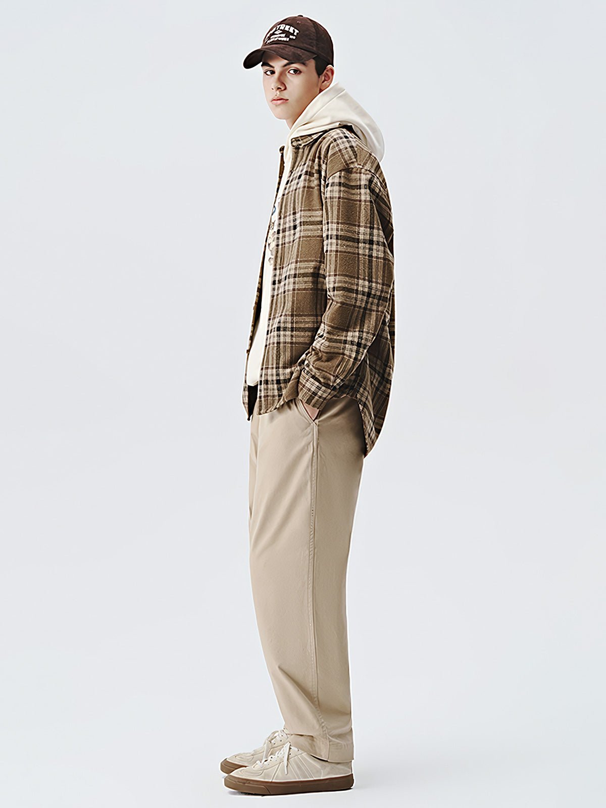 モデル着用のチェック柄ヴィンテージシャツコーディネート