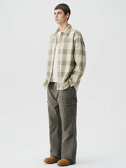 モデル着用のチェック柄ヴィンテージシャツコーディネート