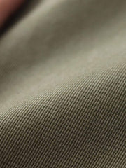 製品画像: ヴィンテージ風ワークシャツの正面全体展示、ワイドシルエットとクラシックなデザインを強調。
詳細画像: 袖部分のパッチデザインとダブルポケットのディテール展示、しっかりとした生地感を表現。