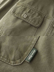 製品画像: ヴィンテージ風ワークシャツの正面全体展示、ワイドシルエットとクラシックなデザインを強調。
詳細画像: 袖部分のパッチデザインとダブルポケットのディテール展示、しっかりとした生地感を表現。