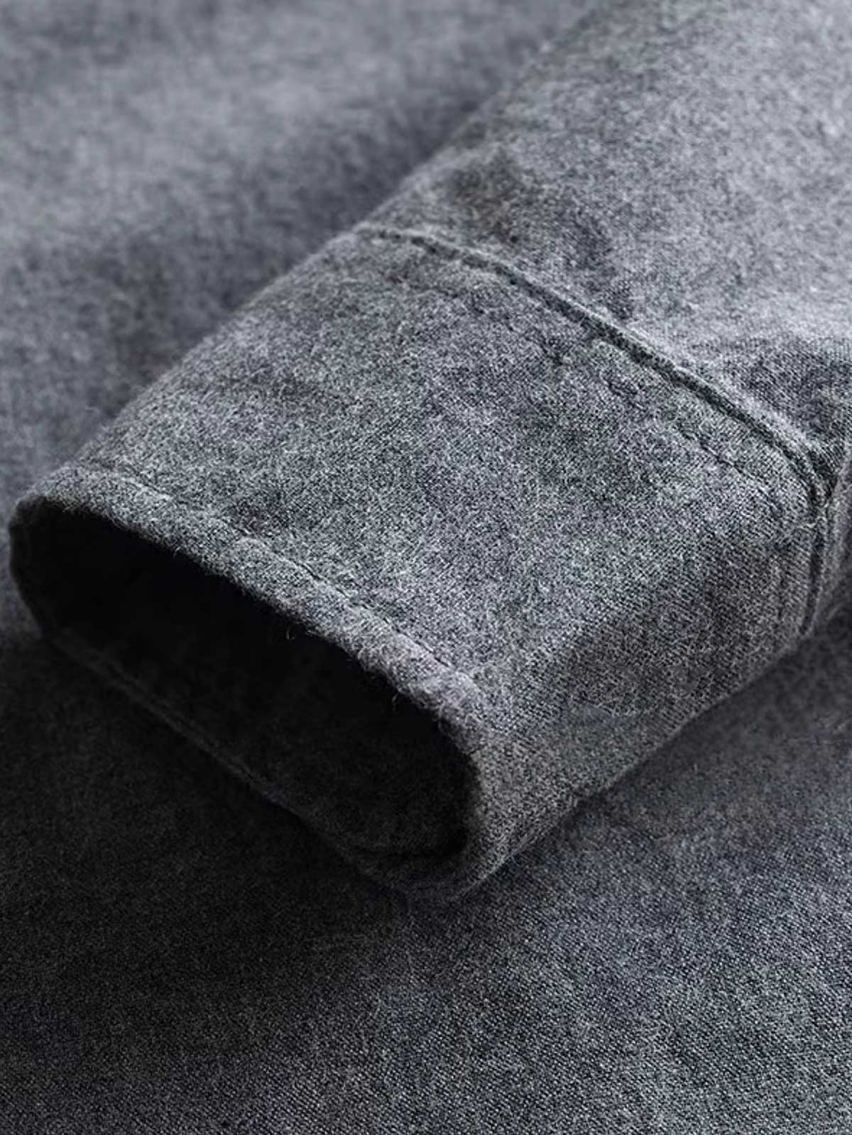 詳細画像: ウォッシュドブロンズ加工された生地と片側ポケットのディテール