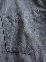 詳細画像: ウォッシュドブロンズ加工された生地と片側ポケットのディテール