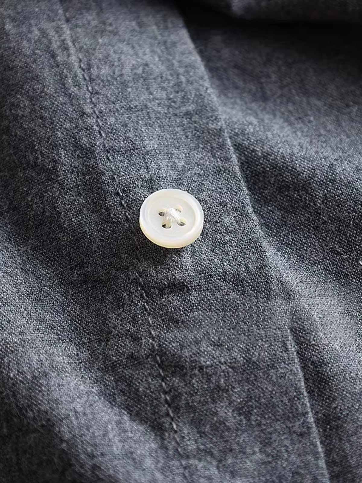 詳細画像: ウォッシュドブロンズ加工された生地と片側ポケットのディテール