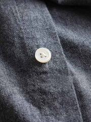 詳細画像: ウォッシュドブロンズ加工された生地と片側ポケットのディテール