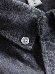 詳細画像: ウォッシュドブロンズ加工された生地と片側ポケットのディテール