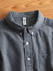 詳細画像: ウォッシュドブロンズ加工された生地と片側ポケットのディテール