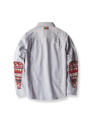 製品画像: エスニック刺繍スリーブのオックスフォードシャツの正面展示 詳細画像: 袖に施されたエスニック刺繍のディテール