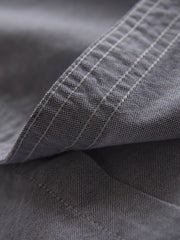 製品画像: パッチワークデザインが施されたオックスフォードシャツの正面全体展示。
詳細画像: パッチワークのディテール、縫い目や素材感を強調したクローズアップ。