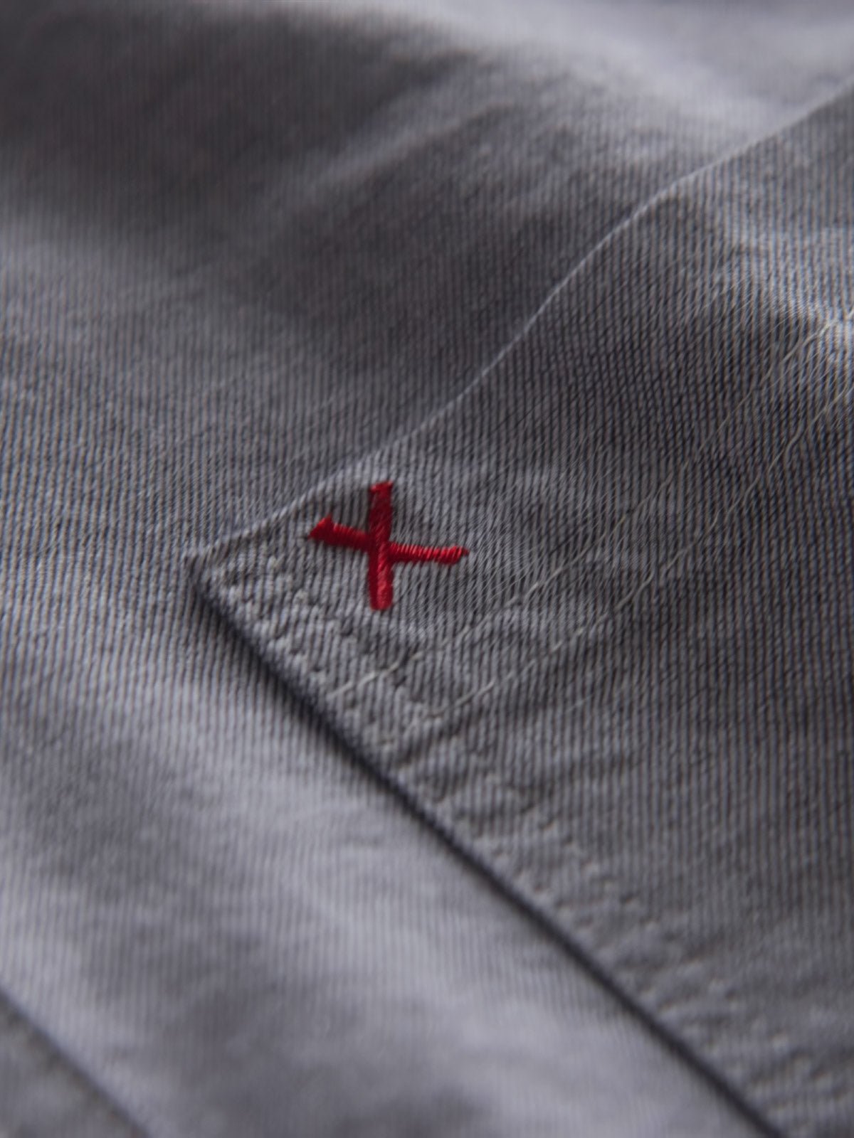 製品画像: パッチワークデザインが施されたオックスフォードシャツの正面全体展示。