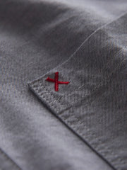 製品画像: パッチワークデザインが施されたオックスフォードシャツの正面全体展示。