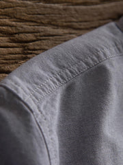 製品画像: パッチワークデザインが施されたオックスフォードシャツの正面全体展示。