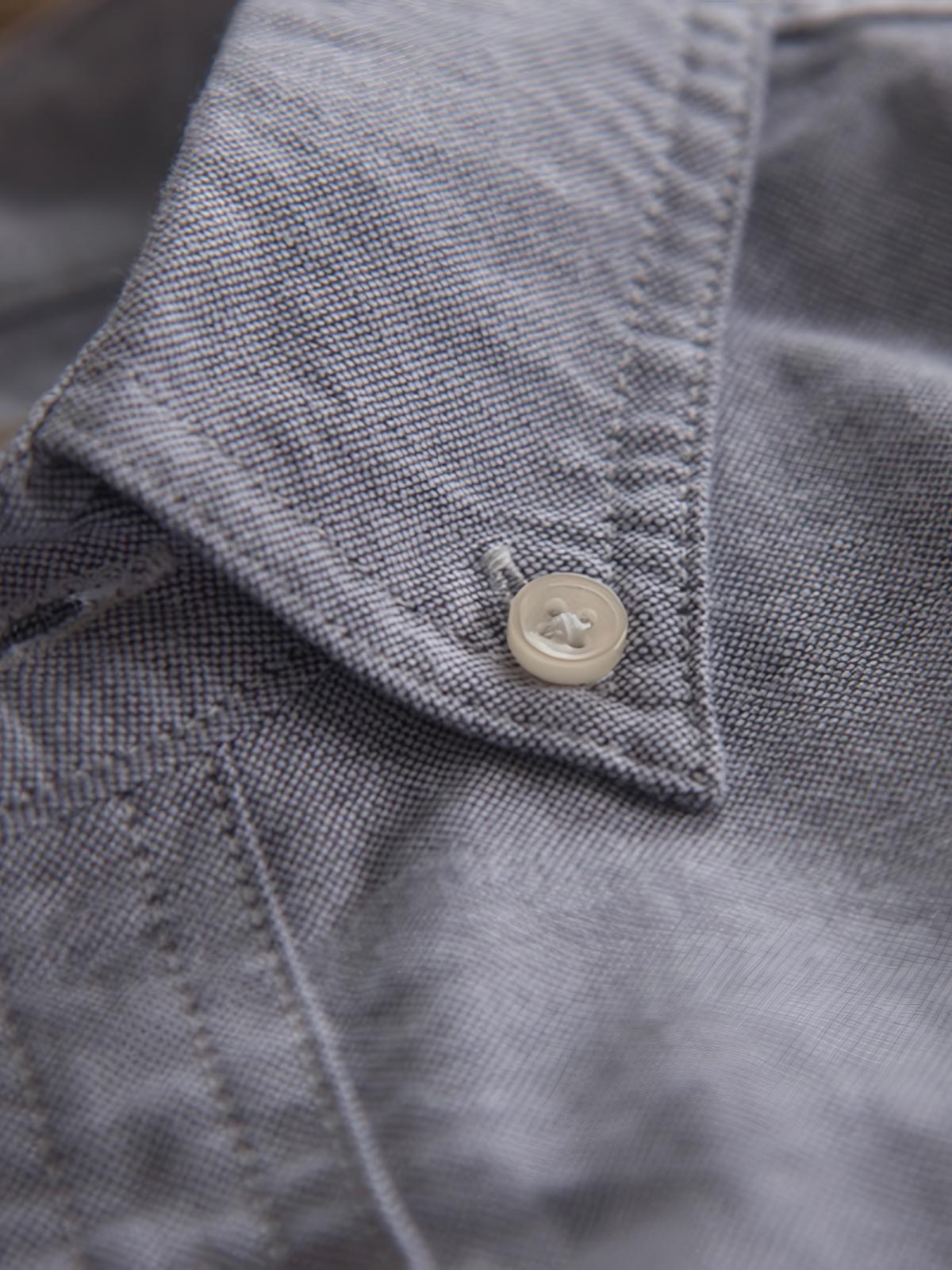 製品画像: パッチワークデザインが施されたオックスフォードシャツの正面全体展示。