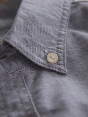 製品画像: パッチワークデザインが施されたオックスフォードシャツの正面全体展示。