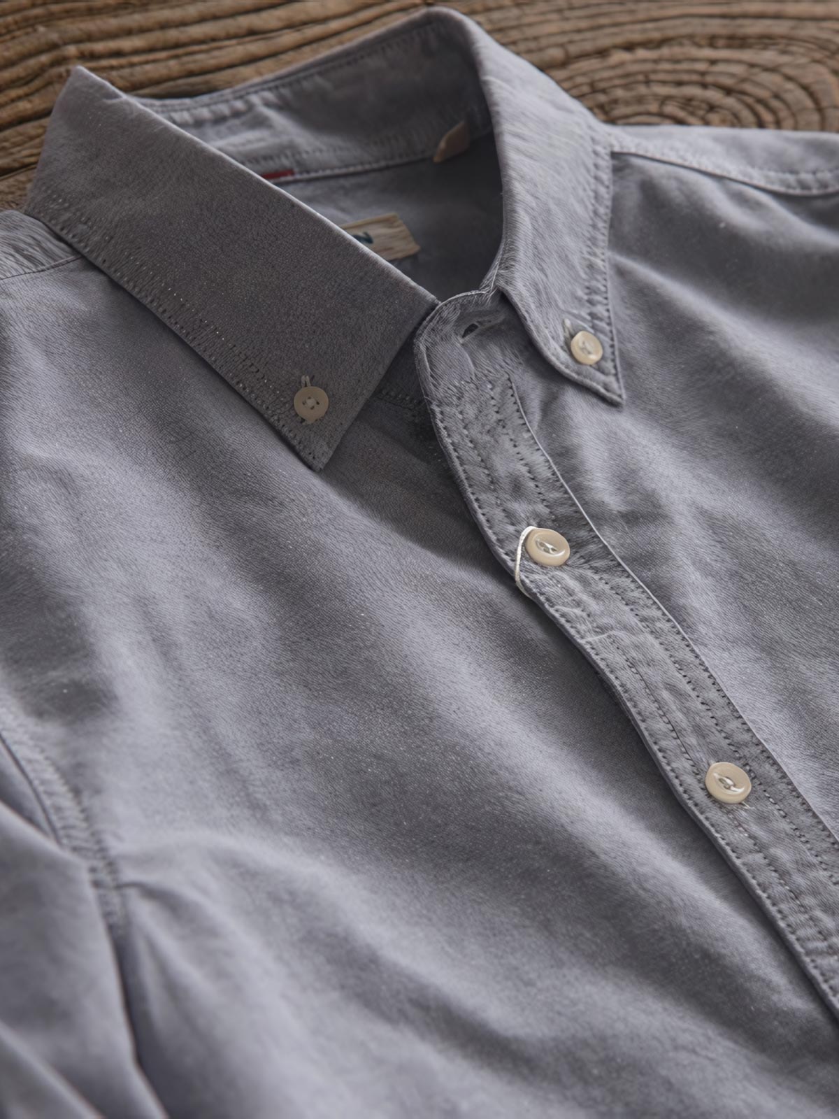 製品画像: パッチワークデザインが施されたオックスフォードシャツの正面全体展示。