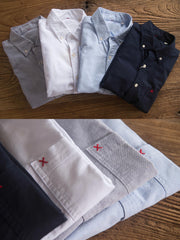 製品画像: パッチワークデザインが施されたオックスフォードシャツの正面全体展示。